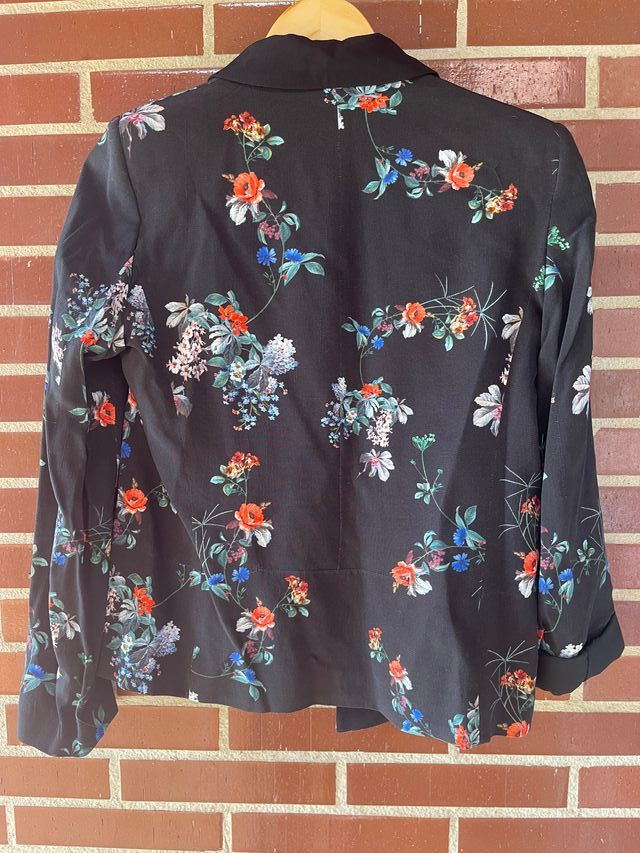 Americana negra, de Mango, estampado flores