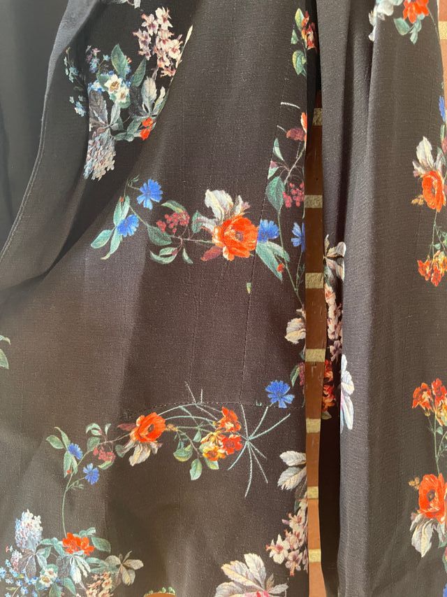 Americana negra, de Mango, estampado flores