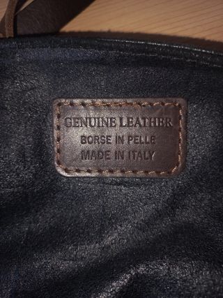 Bolso negro diseño cuadrado asas largas