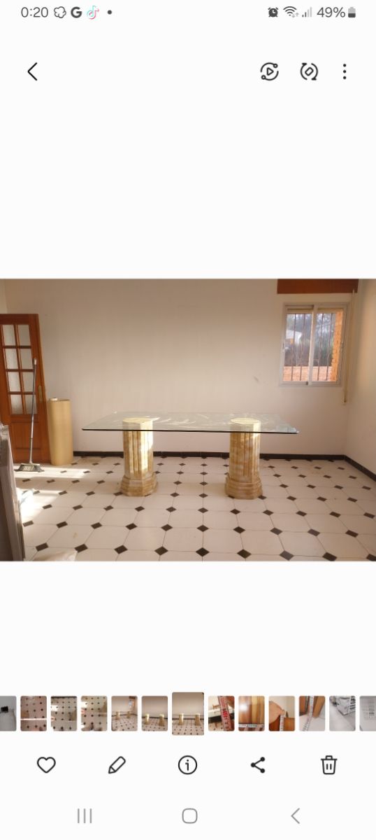 Mesa de cristal con patas de piedra