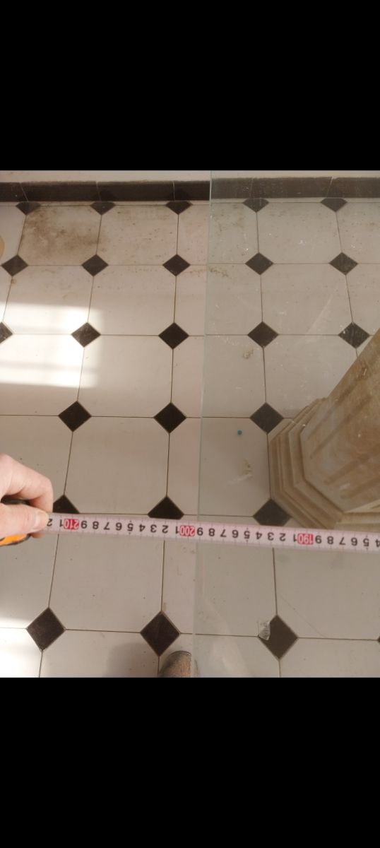 Mesa de cristal con patas de piedra