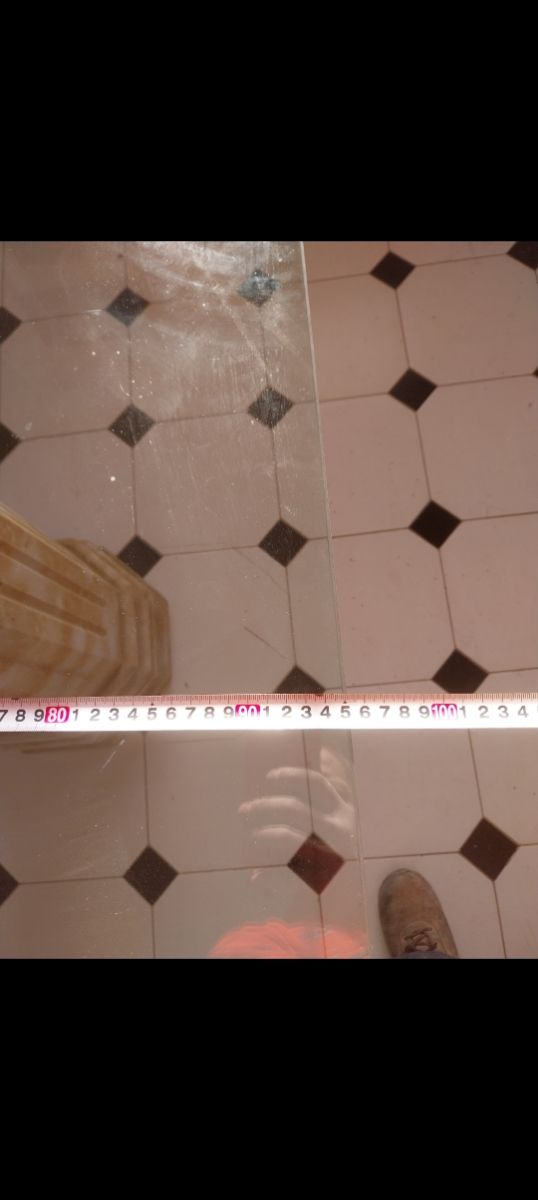 Mesa de cristal con patas de piedra