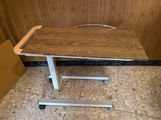 Mesa con ruedas