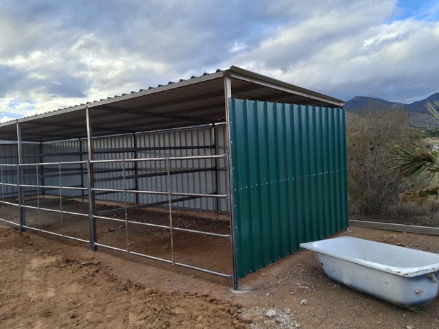 4 boxes/cuadras/cobertizo para caballos 