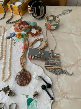 Collares pendientes pulseras anillos