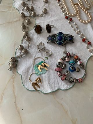 Collares pendientes pulseras anillos