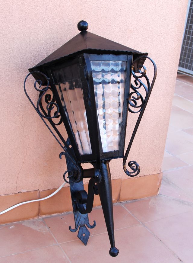 Farol de exterior de metal , antiguo .