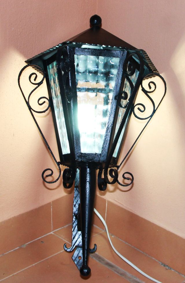Farol de exterior de metal , antiguo .