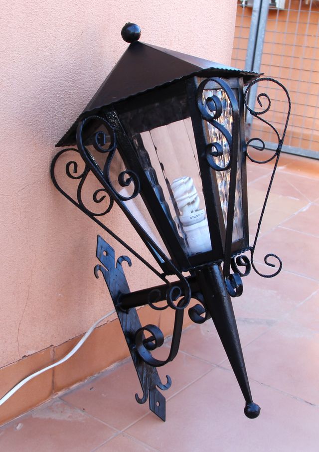 Farol de exterior de metal , antiguo .
