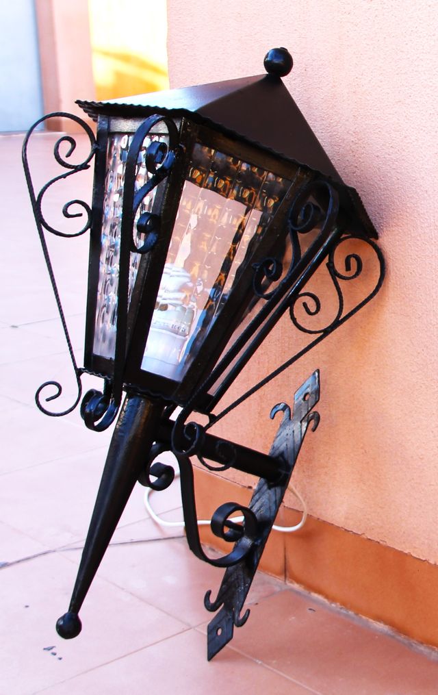 Farol de exterior de metal , antiguo .