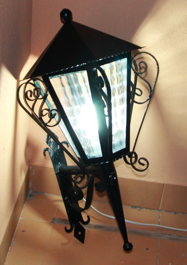 Farol de exterior de metal , antiguo .