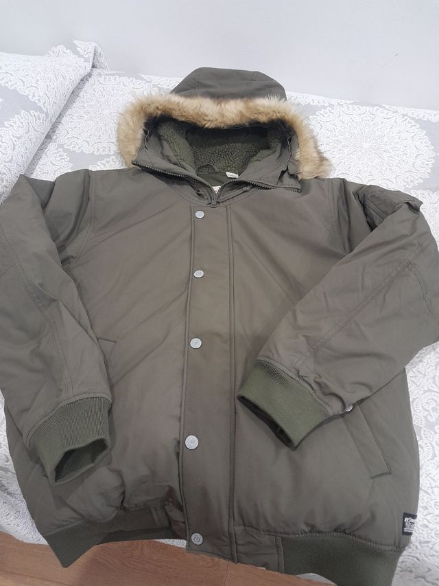 Cazadora tipo bomber. Verde caqui.