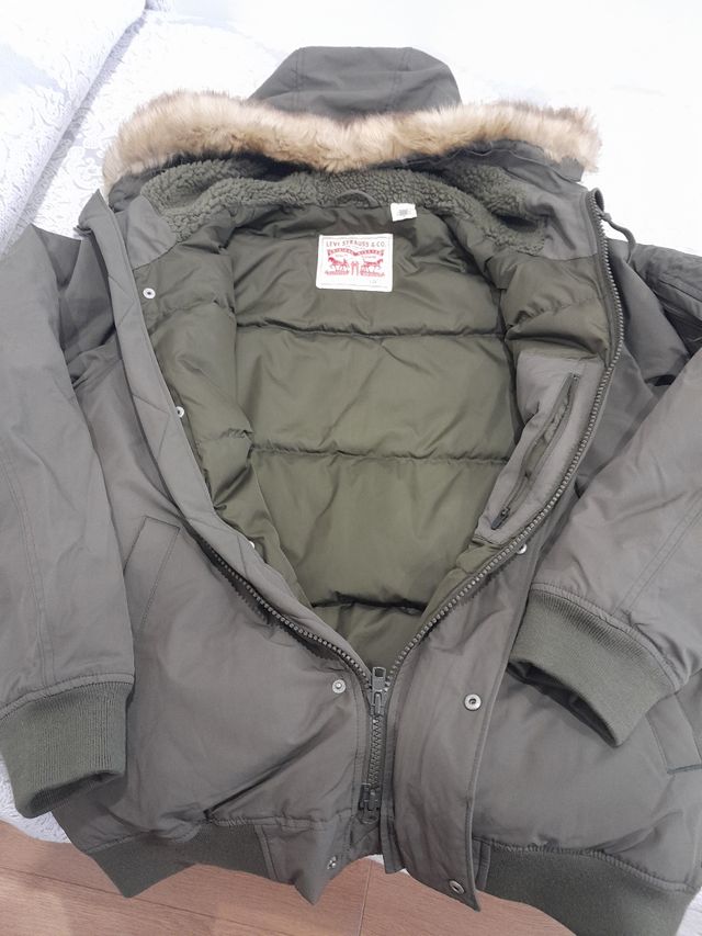 Cazadora tipo bomber. Verde caqui.