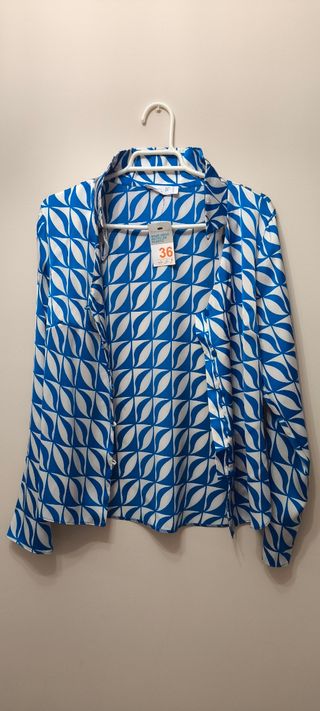 Camisa blanca y azulón 