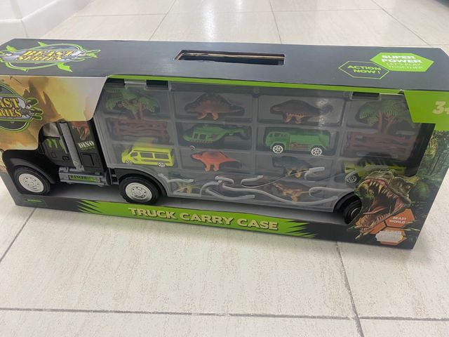 Camion coches y dinosaurios