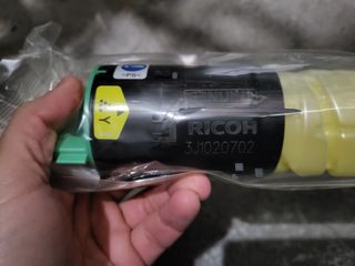 Toner original Ricoh MP C2550. Amarillo