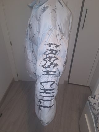 Cazadora unisex blanca y estampada