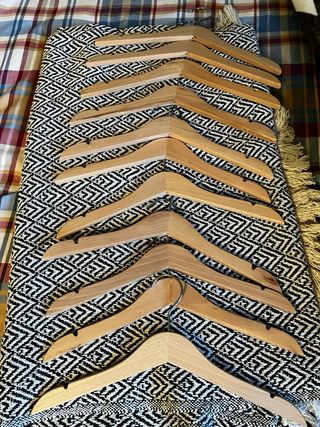 14 perchas de madera infantiles