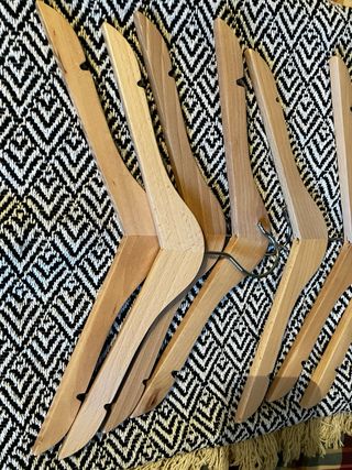 14 perchas de madera infantiles