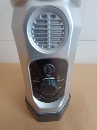 RADIO - LINTERNA ACCIONADA CON DÍNAMO