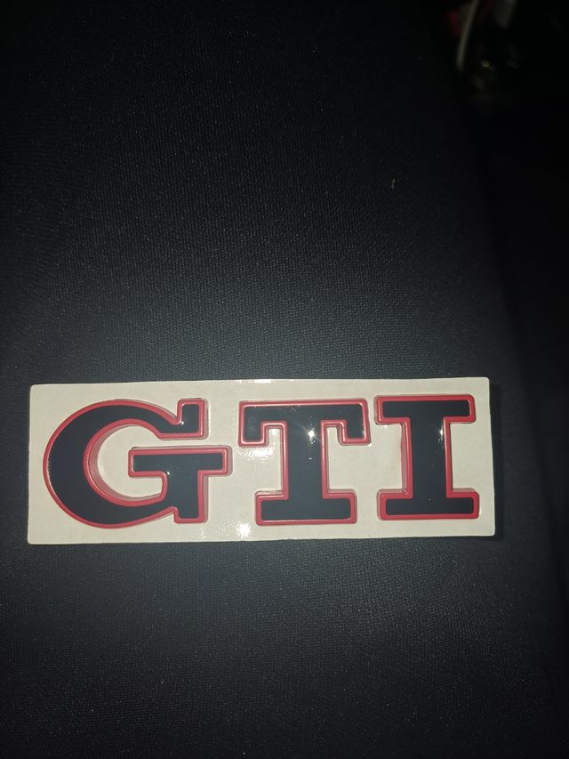 Insignia GTI negro con el borde rojo