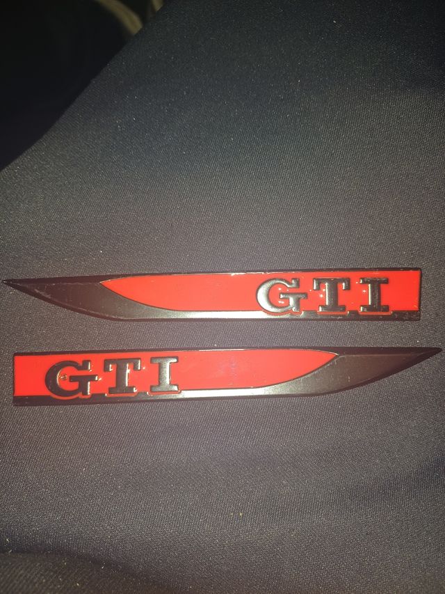 Insignias GTI laterales aletas delantera
