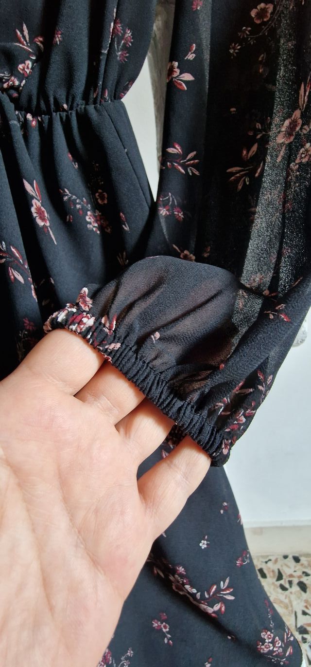 Abito nero floreale con maniche lunghe