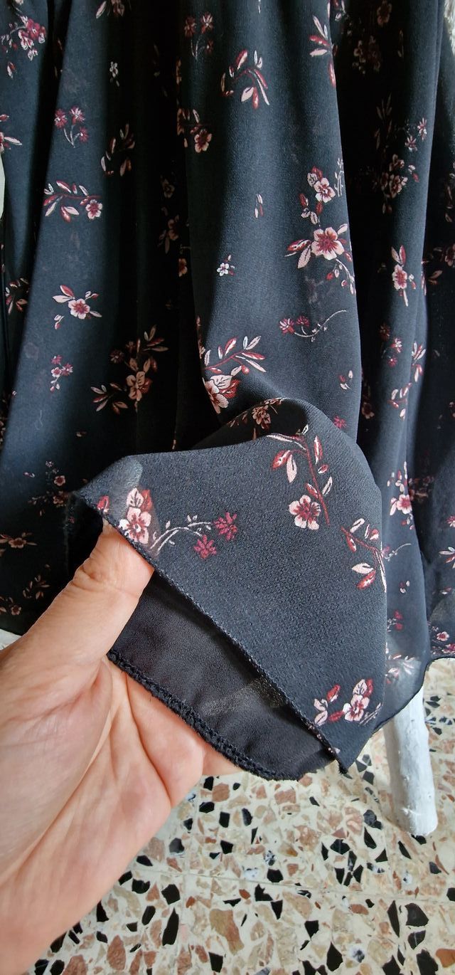 Abito nero floreale con maniche lunghe