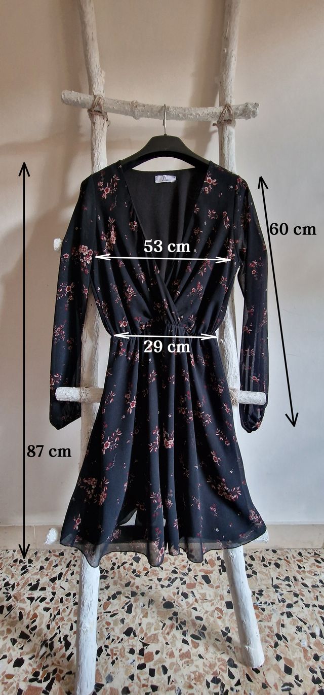 Abito nero floreale con maniche lunghe