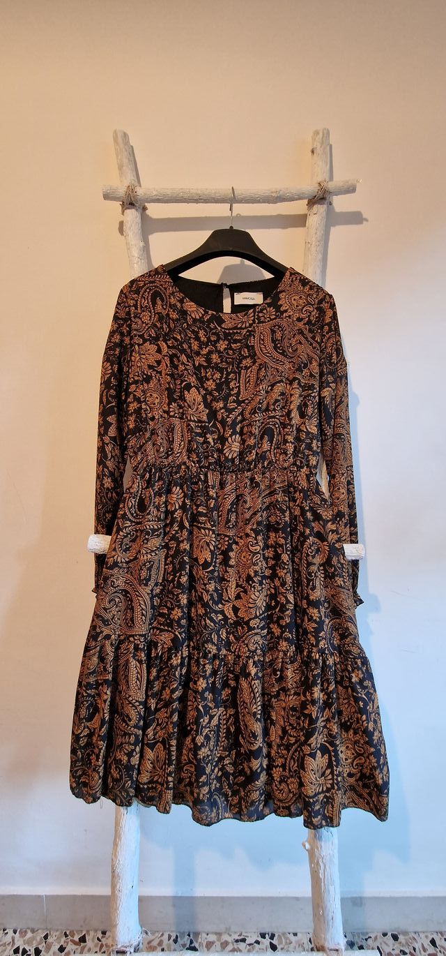 Abito nero-marrone floreale con maniche lunghe