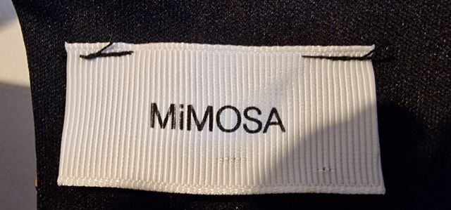 Abito nero-marrone floreale con maniche lunghe