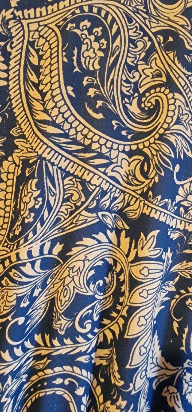 Abito nero-marrone floreale con maniche lunghe