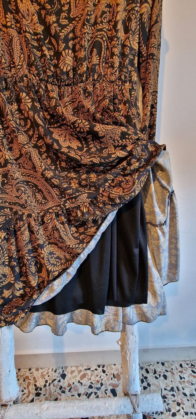 Abito nero-marrone floreale con maniche lunghe