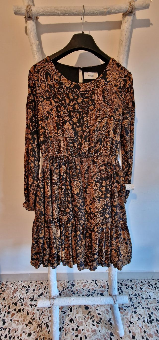 Abito nero-marrone floreale con maniche lunghe