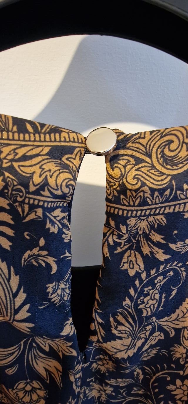 Abito nero-marrone floreale con maniche lunghe