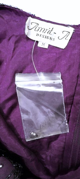 Vestido morado con bisutería