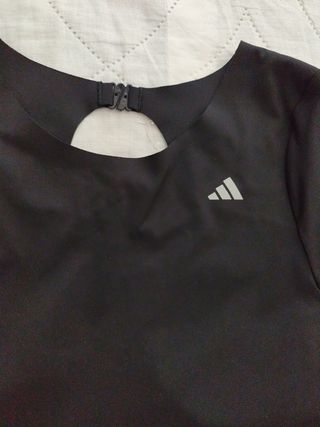 Top Adidas con etiqueta 