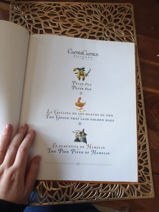Cuenta cuentos bilingües: Peter Pan ; La gallina de los huevos de oro ; El flautista de Hamelin (Vol.9) (English and Spanish Edition)