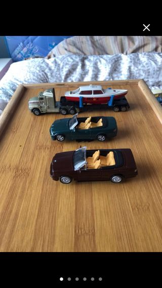 Camion con remolque y lancha