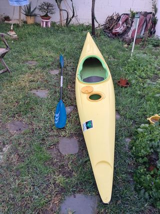Piragua de fibra con compartimento estanco y remo.