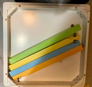 mesa, dos sillas y baúl madera para niños. 