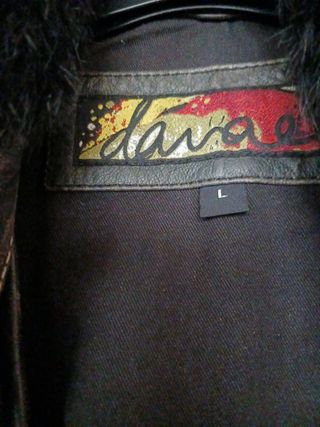 Americana negra de cuero