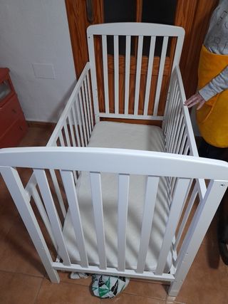 Cuna de veve con colchón casi nueva