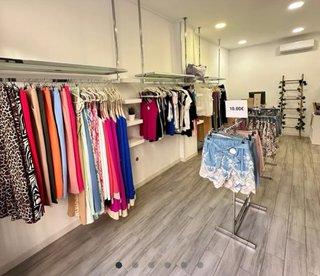 Estanterías con percheros y baldas