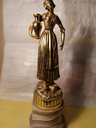 Figura de bronce de pastora con pie de alabastro