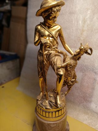 2 Figuras de bronce niño pastor y una pastora