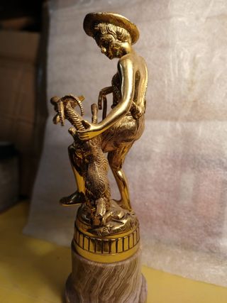 2 Figuras de bronce niño pastor y una pastora