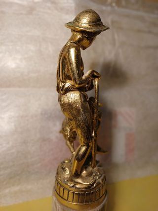 2 Figuras de bronce niño pastor y una pastora