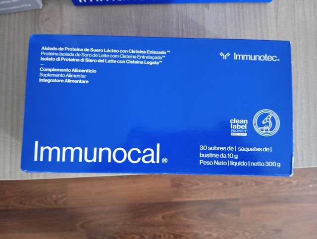 Caja azul y plateada