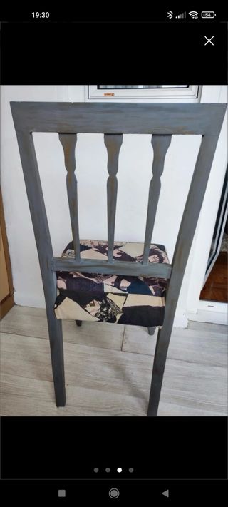 Silla  vintage gris tapizada.